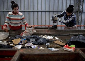 Terancam Inflasi 100 Persen, Warga Argentina Banyak Jadi Pemulung