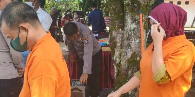 Jadi Bandar Judi Togel, Pensiunan PNS dan IRT Ditangkap Polisi