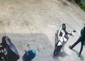 Kunci Tertinggal, Motor Karyawan di Palembang Dicuri Pria Berjaket Ojol