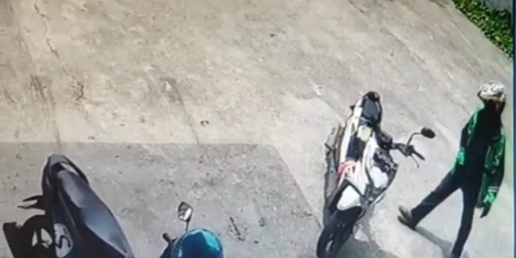 Kunci Tertinggal, Motor Karyawan di Palembang Dicuri Pria Berjaket Ojol