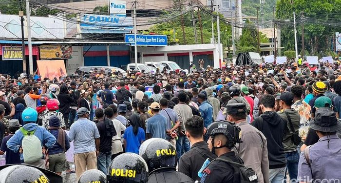 KPK Mau Jemput Paksa Lukas Enembe, Pendukung Semakin Ramai Lakukan Pengamanan