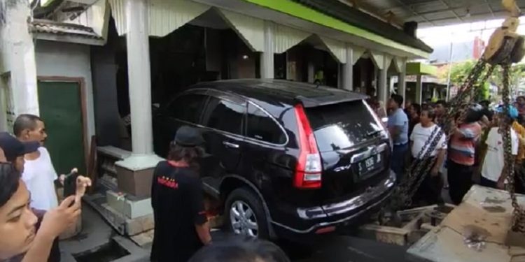 Tabrak Mushola di Lamongan, Pengemudi Honda CRV Tewas
