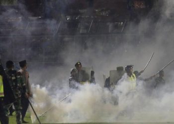 Misteri, Kenapa Pintu Stadion Dikunci saat Penonton Hindari Gas Air Mata