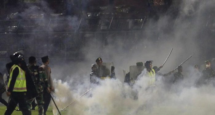 Misteri, Kenapa Pintu Stadion Dikunci saat Penonton Hindari Gas Air Mata