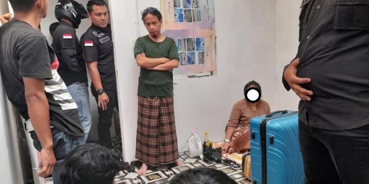 Masuk Kos Perempuan Dini Hari, Pasangan Mesum di Padang Digrebek Warga