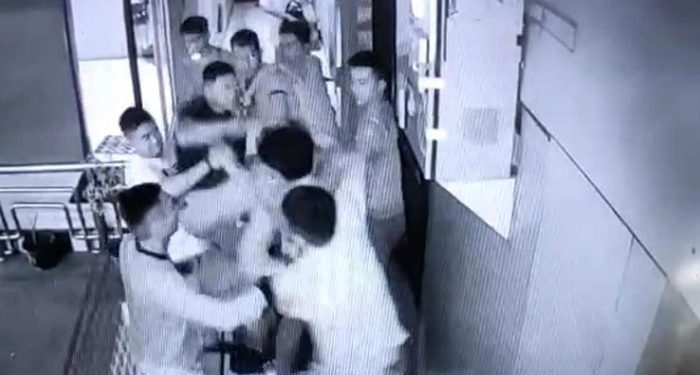 Diduga Mabuk, Sejumlah Orang Keroyok Pegawai SPBU di Medan