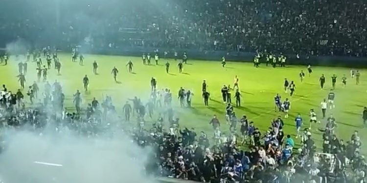 Inikah Biang Kerok Banyaknya Korban Kerusuhan Kanjuruhan?, Padahal FIFA Sudah Larang