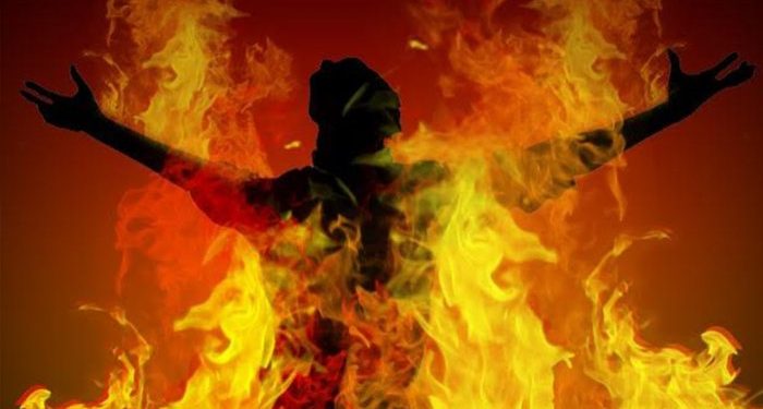 Sadis! Warga Siak Bakar Pacarnya Gara-gara Video Call dengan Pria Lain