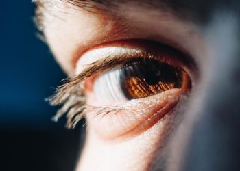 Bukan Mitos, Ini Penjelasan Medis Penyebab Kedutan di Mata