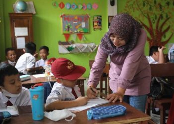 Refleksi Hari Guru: Digaji Rendah sampai Terjerat Pinjol