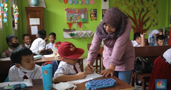 Refleksi Hari Guru: Digaji Rendah sampai Terjerat Pinjol
