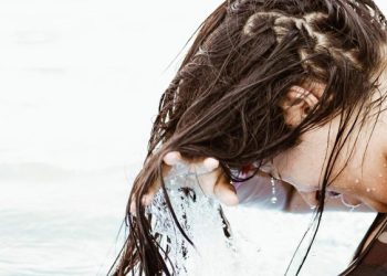Benarkah Keramas Setiap Hari Merusak Rambut? Cek Faktanya