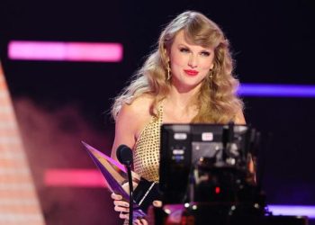Taylor Swift Menang AMA 2022, Fan Malah Fokus ke Rambut