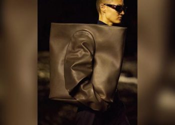 Balenciaga Rilis Tas Mirip Sarung Tangan, Warganet Bilang ‘Anti-copet’