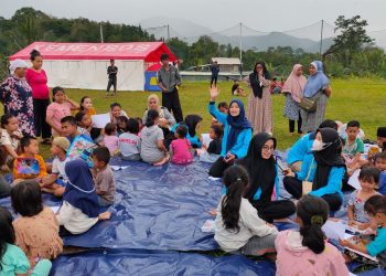 Relawan PLN Menghibur Anak-Anak di Posko Pengungsian Gempa Cianjur