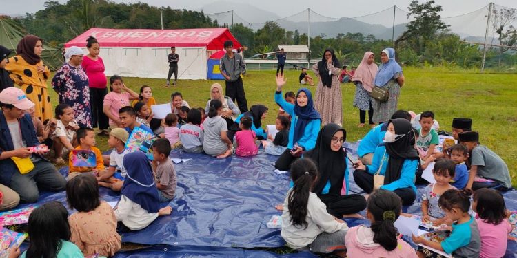 Relawan PLN Menghibur Anak-Anak di Posko Pengungsian Gempa Cianjur