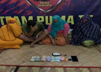 3 Wanita Digerebek saat Asyik Judi Domino, 1 di Antaranya Langsung Tutup Muka Pakai Sarung