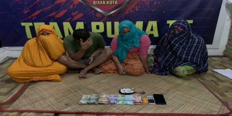 3 Wanita Digerebek saat Asyik Judi Domino, 1 di Antaranya Langsung Tutup Muka Pakai Sarung