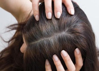 4 Kebiasaan yang Bikin Rambut Cepat Memutih, Mikirin Rakyat Termasuk?