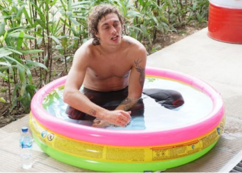 Aksi Kocak Pembalap WSBK Mandalika Berendam di Kolam Anak-anak