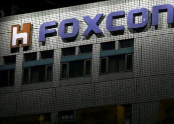 Kekacauan meletus di pabrik iPhone Foxconn di China saat para pekerja melawan pembatasan Covid