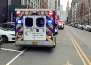 Tak sadar, paramedis ini ternyata merawat putri remajanya dalam kecelakaan mobil yang serius