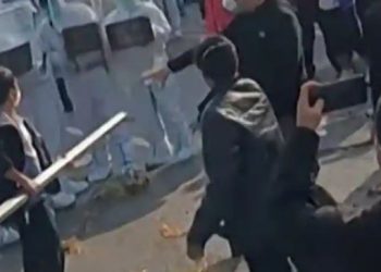 China mengunci Zhengzhou setelah protes pabrik iPhone, Foxconn meminta maaf atas perekrutan