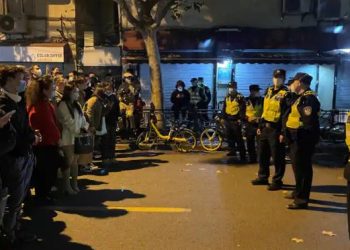 Para pengunjuk rasa di merusak tenda pengujian Covid-19