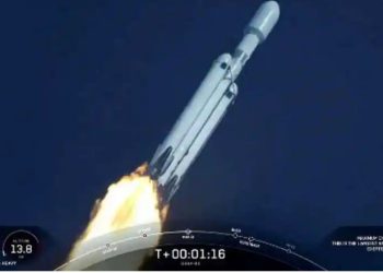Roket Falcon Heavy SpaceX menyelesaikan peluncuran setelah tiga tahun hiatus