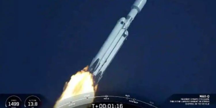 Roket Falcon Heavy SpaceX menyelesaikan peluncuran setelah tiga tahun hiatus