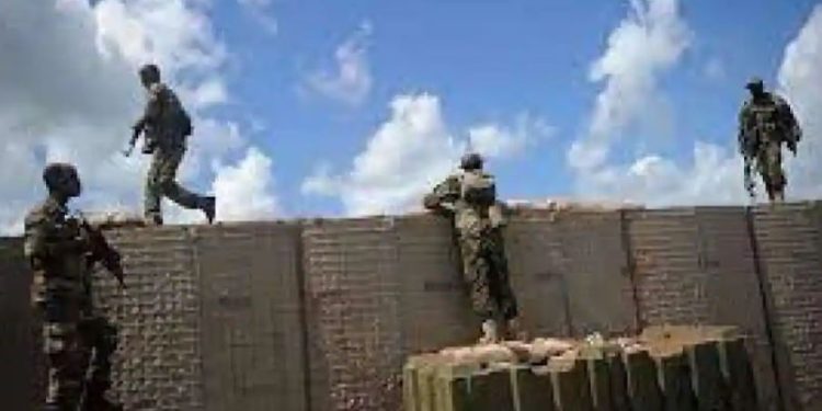 Somalia: bom bunuh diri al-Shabaab di kamp pelatihan militer menewaskan lima orang yang direkrut, melukai banyak orang