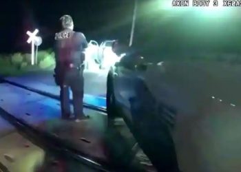 AS: Dua petugas polisi didakwa meninggalkan wanita yang diborgol di dalam mobil yang ditabrak kereta api