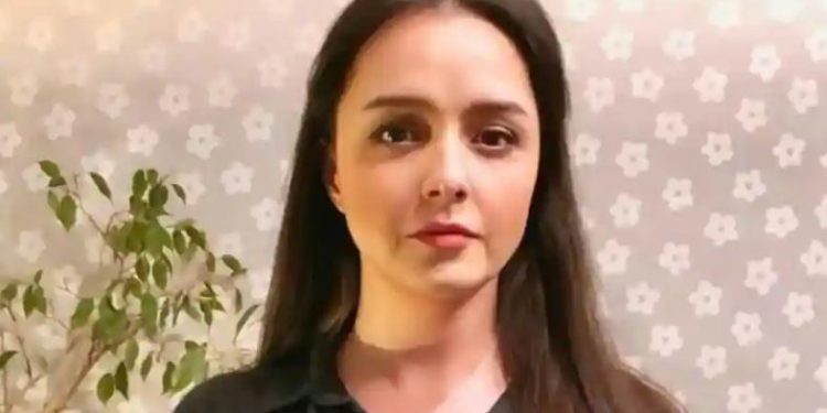 Taraneh Alidoost, bintang Iran dari film pemenang Oscar ‘The Salesman’, berpose tanpa jilbab