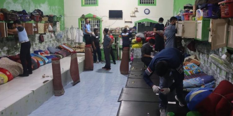 Geledah Kamar Napi, Petugas Kemenkumham Sumbar Temukan Barang Terlarang