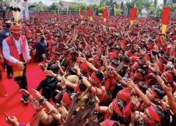 Lautan Merah Ribuan Masyarakat Dayak Sambut Jokowi di Kalbar