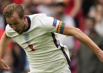 Pakai Ban Kapten Pelangi LGBT, Pemain Dikartu Kuning Sebelum Kickoff