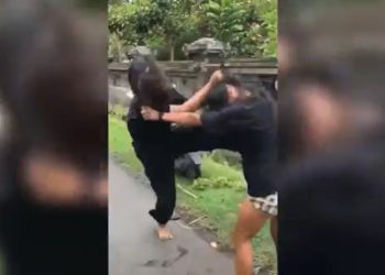 Viral, Gegara Cowok 2 Remaja Perempuan di Bali Bertarung Sengit di Tengah Jalan