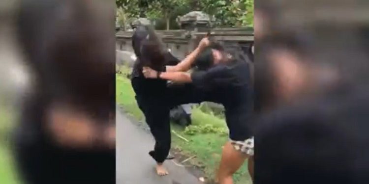Viral, Gegara Cowok 2 Remaja Perempuan di Bali Bertarung Sengit di Tengah Jalan