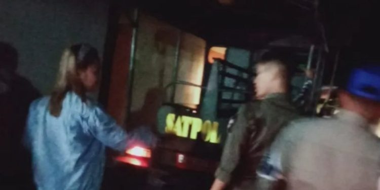 Asyik Berkaraoke hingga Larut Malam, 2 Pasangan di Agam Diciduk Satpol PP