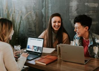 Survei: 75% Karyawan Pernah Terlibat Hubungan Asmara Kantor