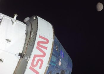 Pesawat NASA Pulang ke Bumi Usai Jalan-jalan Keliling Bulan