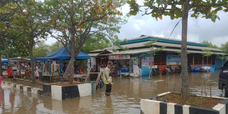 Angin Kencang dan Ombak Besar Terjang Pantura Tangerang