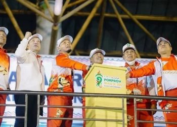 Wakil Ketua DPRD Riau, Agung Nugroho bersama Gubri Syamsuar dan pejabat lainnya buka Porprov Riau.