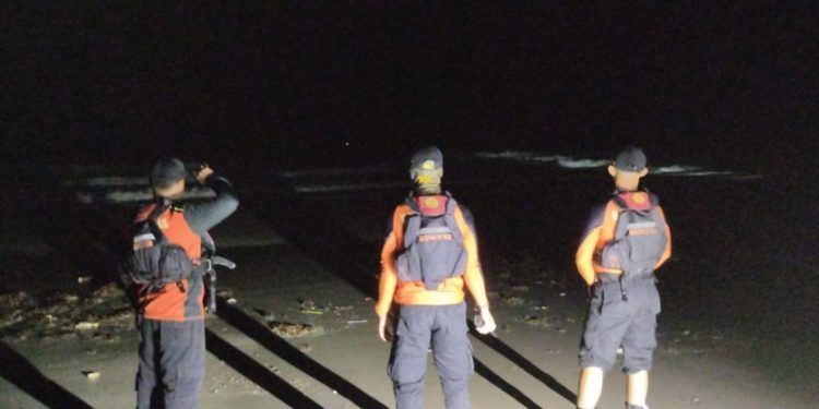 Pelajar SMK Tengelam di Pantai Trikora Bintan, Petugas Masih Melakukan Pencarian