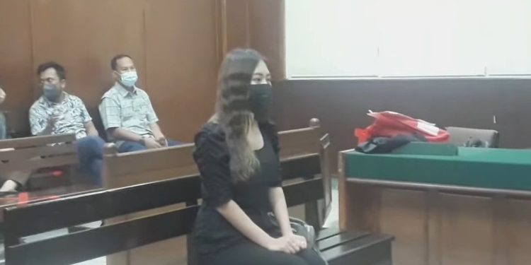 Ayu Thalia Menangis Baca Pledoi Saat Melawan Anak Ahok, Nicholas Sean