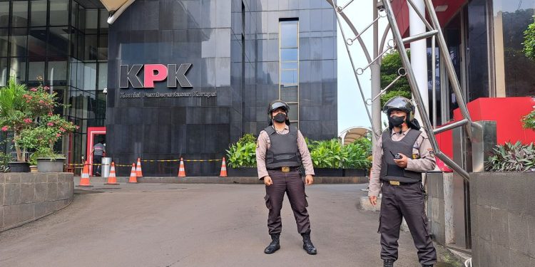 Personel Keamanan KPK Gunakan Rompi Antipeluru Pasca Bom Bunuh Diri di Polsek Astanaanyar