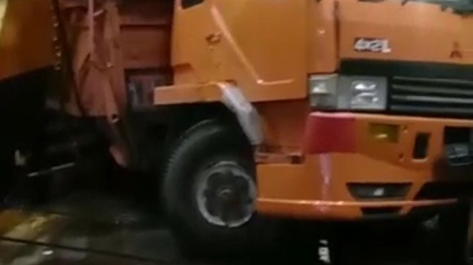 Cuaca Buruk, Truk Pengangkut Semen Kecebur ke Laut di Pelabuhan Merak