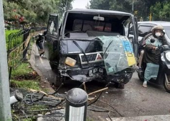Mobil Ayam Potong Seruduk Tiang Lampu Merah di Bundaran Zapin Pekanbaru