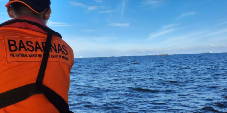 Satpol PP dan Tim SAR Lakukan Pencarian Kapal Motor yang Tenggelam di Kepulauan Seribu