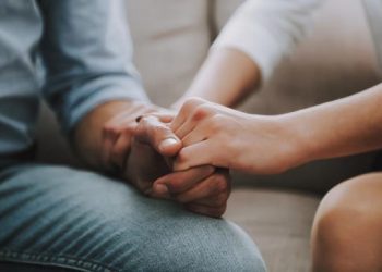 7 Cara Menghibur Pacar yang sedang Sedih agar Ceria Lagi